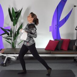 Gibljiva prsna hrbtenica s pomočjo brisače