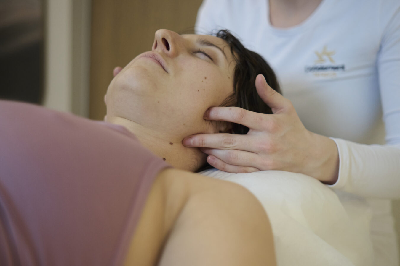 manualna-terapija-na-glavi-peti-element